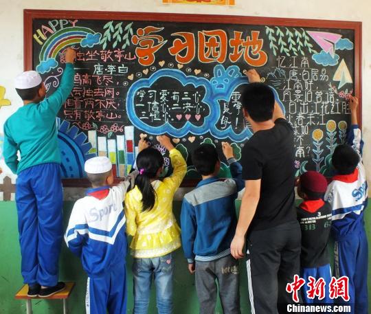 ͼΪ�����ѧ����һ���ڰ屨�������� ��