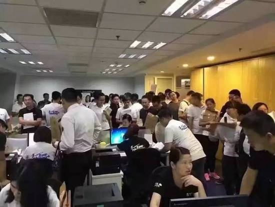 �����޹�ǰ�ķ��һҹ:������POS�������Ϻ�ǩ��