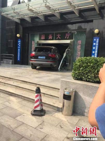 �ӱ�һ˾�����Ӷ��ݳ�ײ���������д����������Ժ��