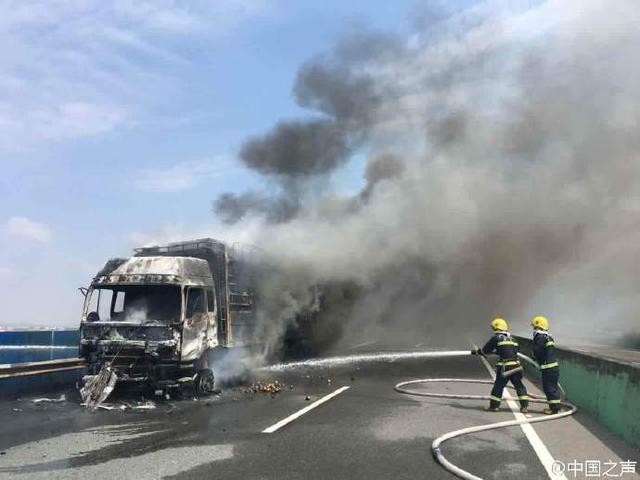 广西桂柳高速一货车轮胎爆炸引发火灾 路段被封锁 广西桂柳高速一货车轮胎爆炸引发火灾 路段被封锁