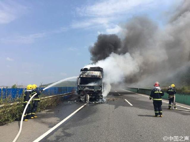 广西桂柳高速一货车轮胎爆炸引发火灾 路段被封锁 广西桂柳高速一货车轮胎爆炸引发火灾 路段被封锁