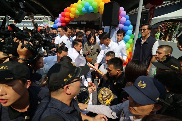 ��̨�巴��Ǩ������Ա���Ӣ���¹򣬲�Ӣ�ı��ȳ������³����顣��̨ýͼ��