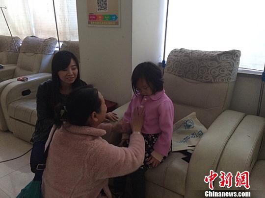 爷爷奶奶爸爸妈妈均去世 7岁小女孩无家可回 图为出发前往福利院之前,一位爱心人士为王金丽换上新衣服。 王秋兰 摄