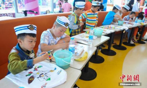 ����ͼ���人��25�����ض�ͯ��־Ը�ߵ���ͬ�¹���ͯ�ڡ� ����������ų���