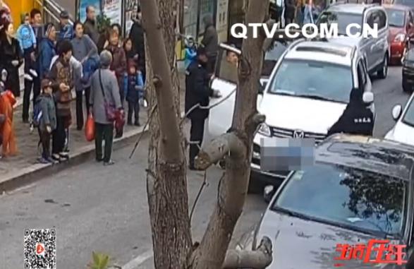 ��˾���׶�԰�ſ����� �����˶�·�м�