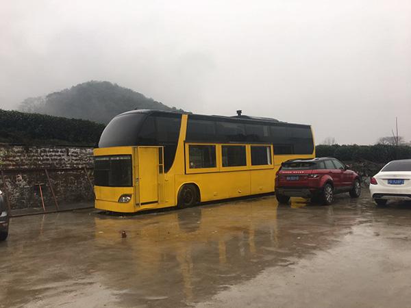 小伙不做房奴卖房创业 20万改造即将报废大巴安家