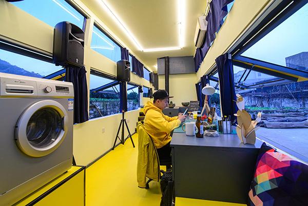 小伙不做房奴卖房创业 20万改造即将报废大巴安家